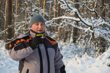 Kış orman gezgin bir fincan sıcak çay içmek için bir dinlenme yaptı