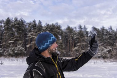 Gezgin Tayga içinde kaybolmuş ve bir cep telefonu sinyal yakalamaya çalışıyor