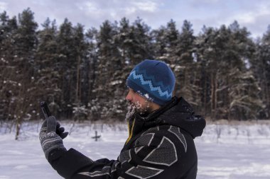 Sakallı Gezgin kayboldum ve Gps navigator görünüyor