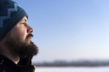 İskandinav çehresini profil erkekte sakallı. Sakallı adam şaşıların güneş