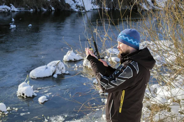 Pescador Verificar Isca Pesca Águas Abertas Inverno Spinning Pesca Inverno — Fotografia de Stock