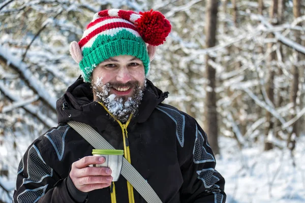 Elfo Navidad Con Barba Nieve Sosteniendo Una Taza Caliente Riendo —  Fotos de Stock