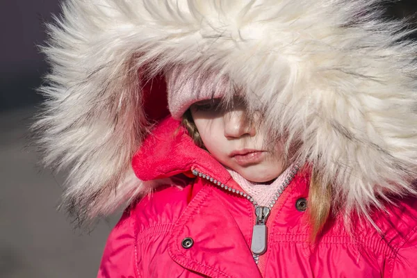 Маленькая Девочка Розовой Куртке Выветрившиеся Губы Плохом Настроении — стоковое фото