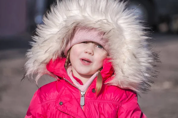 Маленькая Девочка Розовой Куртке Выветрившиеся Губы Хорошем Настроении — стоковое фото