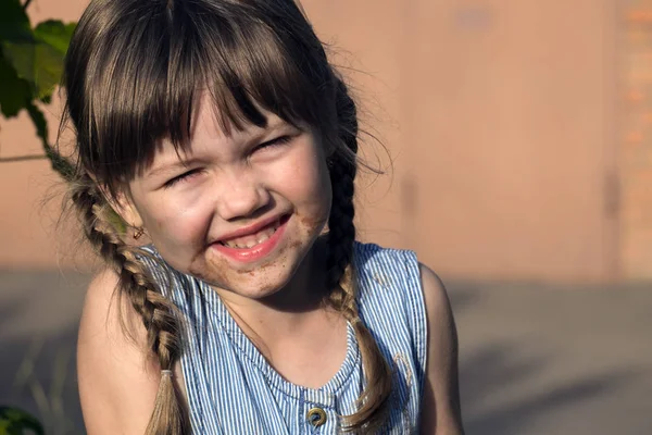 Маленькая Грязная Девочка Маленькая Непослушная Девчонка Испачканная Шоколадом — стоковое фото