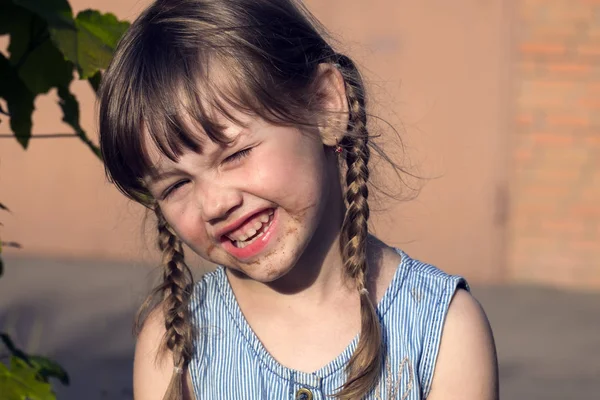 Pequeña Muddy Pequeña Cara Niña Traviesa Untada Chocolate —  Fotos de Stock