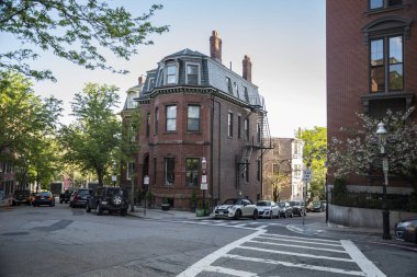 Boston - 14 Mayıs 2018: güzel Charlestown bölge, Boston, Massachusetts, ABD 14 Mayıs 2018 Bunker Hill'de yakınındaki yerleşim alanı.