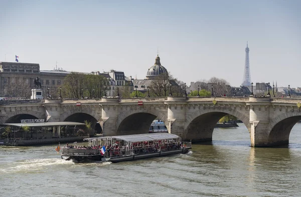 2015 日フランスのパリでの日当たりの良い夏の夕暮れ時の遊覧船でパリ フランス 2015 Consiergerie ヌフ橋とセーヌ川 — ストック写真