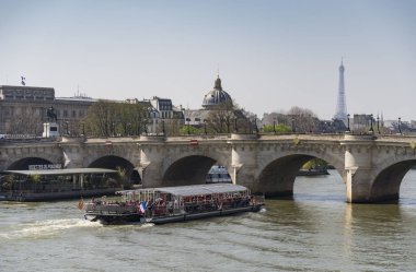 Paris - Fransa, 2015: Consiergerie, Pont Neuf ve Seine Nehri üzerinde 8 Nisan 2015 Paris, Fransa'da günbatımı güneşli yaz tur teknesi ile