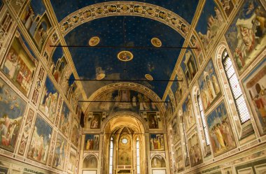 PADUA, İtalya - 2 Temmuz 2017: Scrovegni Şapeli Cappella degli Scrovegni, Arena Şapeli 'nde mermer taklidi. Kilise, Giotto 'nun 1305 yılında tamamladığı bir fresk döngüsü içerir..