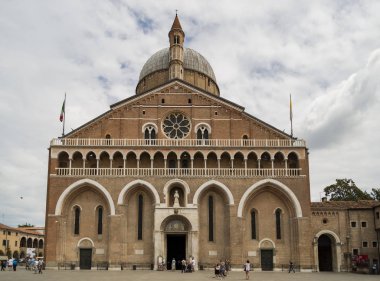 Padua, İtalya - Temmuz 2: Basilica di Sant'Antonio ve turist etrafında 2 Temmuz 2017 Padua, İtalya, bir yaz gününde