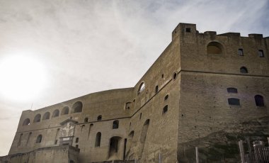Napoli, İtalya'nın şehirdeki Castel Sant'elmo cephe detay
