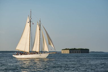Fort Gorges Domuz Adası çıkıntıya kasko Bay girişinde üzerinde Portland, Maine Harbor'da geçen uzun bir gemi