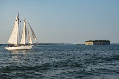 Fort Gorges Domuz Adası çıkıntıya kasko Bay girişinde üzerinde Portland, Maine Harbor'da geçen uzun bir gemi