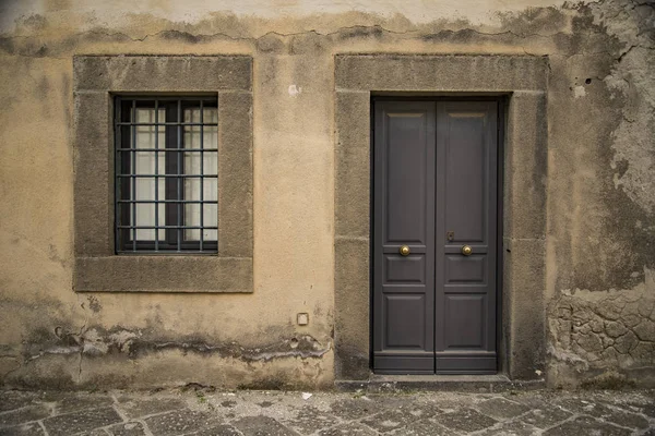 Une vieille porte et fenêtre vintage italienne — Photo