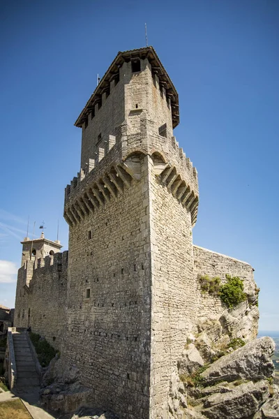 Näkymä Linnoitus Kalliolle San Marino Tasavalta — kuvapankkivalokuva