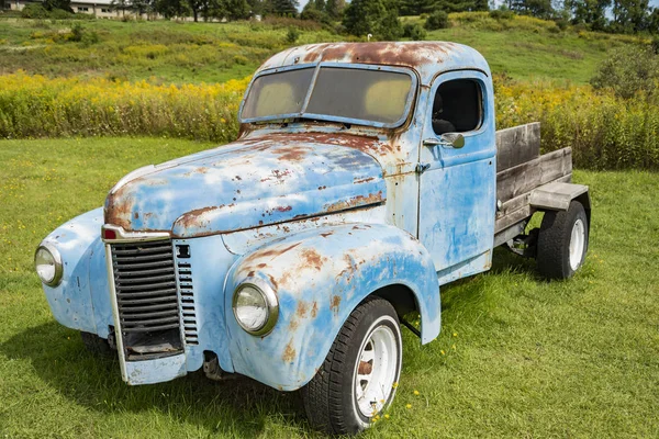老生锈的蓝色卡车放弃了 一个领域在斯托 美国佛蒙特州 — 图库照片
