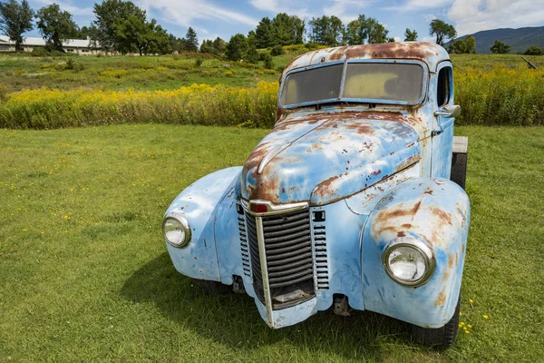 Velho Caminhão Azul Enferrujado Abandonado Campo Stowe Vermont Eua — Fotografia de Stock