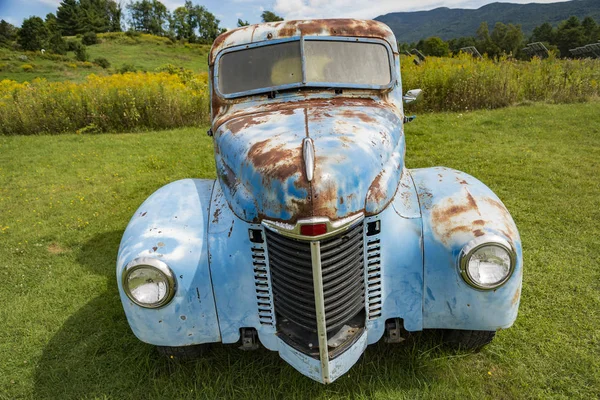 Vieux Camion Bleu Rouillé Abandonné Champ Stowe Vermont Usa — Photo