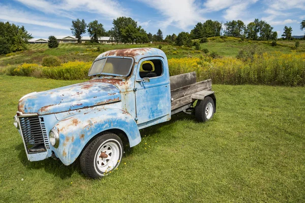 Velho Caminhão Azul Enferrujado Abandonado Campo Stowe Vermont Eua — Fotografia de Stock
