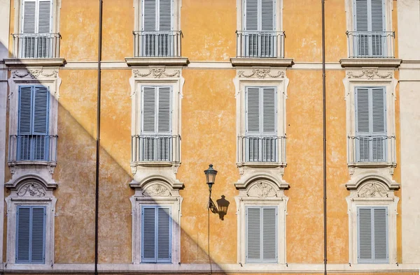 Fachada Elegante Janelas Dos Edifícios Tradicionais Roma Itália — Fotografia de Stock