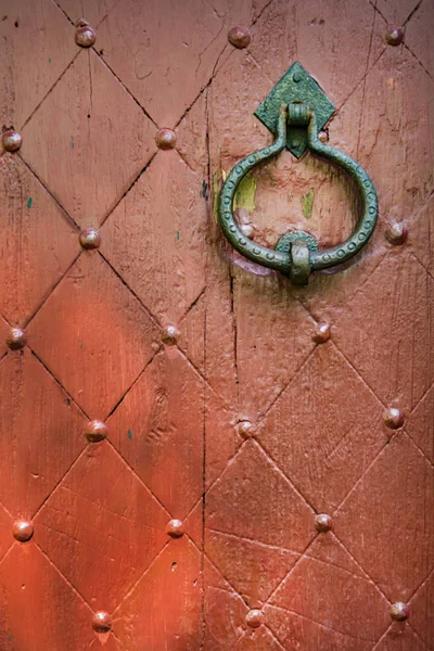 Detalle Una Vieja Puerta Roja Madera Con Anillo Nueva Inglaterra — Foto de Stock