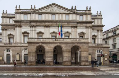 Milano - 16 Aralık: Piazza La Scala ve La Scala Tiyatrosu, 16 Aralık 2012 günü Milano'da. İtalya