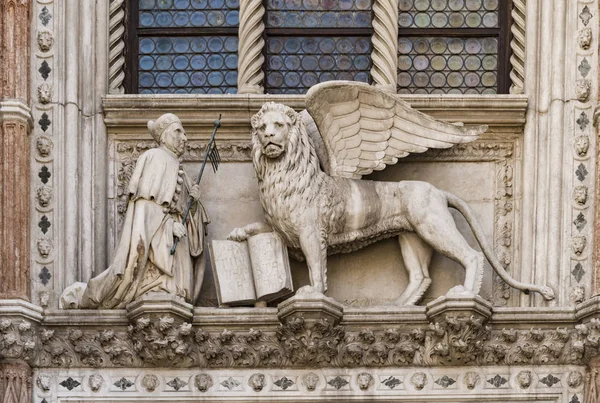 イタリアの美しい街 ベネチアのサンマルコ広場で共和国のライオンのシンボルをかわす公爵宮殿の外観 — ストック写真