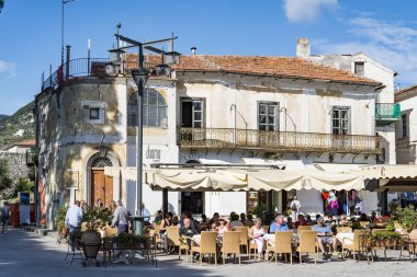 Ravello - 5 Ekim: insanlar ve turistler üzerinde 5 Ekim 2014 Ravello, İtalya için ana kare zamanında kahve keyfini