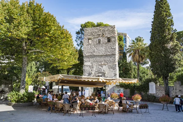 Ravello - 5 Ekim: insanlar ve turistler üzerinde 5 Ekim 2014 Ravello, İtalya için ana kare zamanında kahve keyfini