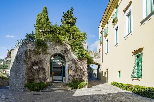 Úzké Ulice Horské Městečko Mořem Horami Pozadí Květiny Popředí Ravello — Stock fotografie