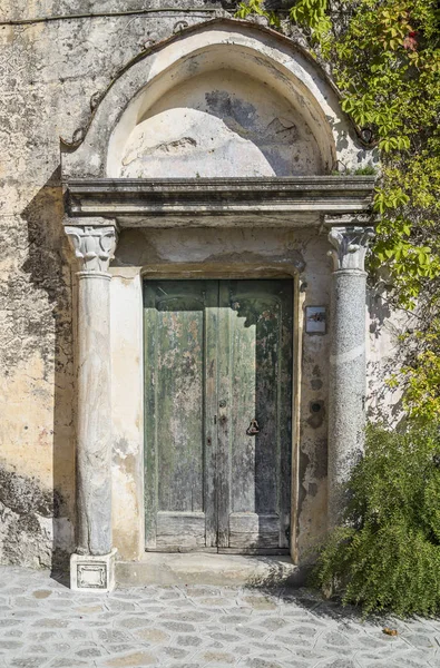 意大利阿马尔菲海岸的拉韦洛的老质朴门 — 图库照片