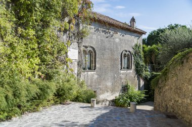 dar sokak dağ kasabasında deniz ile ve arka plan dağlarda ve çiçekler ön planda, Ravello, Amalfi, İtalya