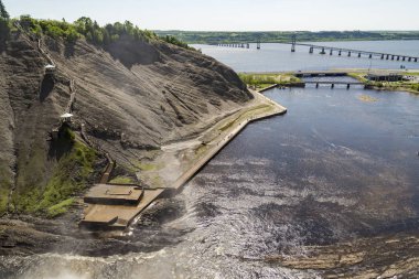 Mavi göl ve güçlü şelale Montmorency Montmorency Falls Park, Quebec görüntülemek.