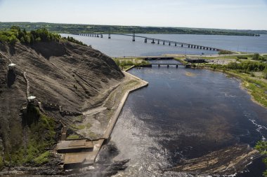 Mavi göl ve güçlü şelale Montmorency Montmorency Falls Park, Quebec görüntülemek.