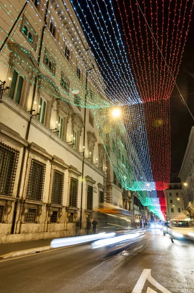 私のクリスマス休暇中にイタリア語とコンドッティ通りはローマ イタリアでのライトの装飾としてフラグを設定します — ストック写真