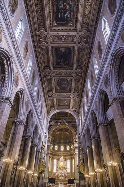 イタリアのナポリの歴史的な大聖堂ドゥオーモ ジェナーロのインテリア — ストック写真