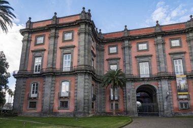 İtalya, Napoli, parktan çeşme ile görülen Capodimonte Kraliyet Sarayı