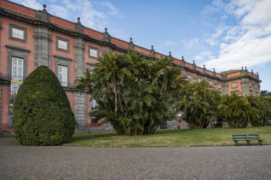 İtalya, Napoli, parktan çeşme ile görülen Capodimonte Kraliyet Sarayı