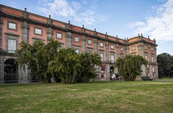 Italia Nápoles Palacio Real Capodimonte Visto Desde Parque Con Fuente — Foto de Stock
