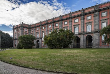 İtalya, Napoli, parktan çeşme ile görülen Capodimonte Kraliyet Sarayı