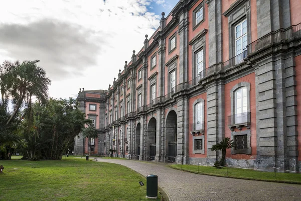 İtalya, Napoli, parktan çeşme ile görülen Capodimonte Kraliyet Sarayı