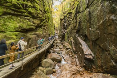 Lincoln Nh - 7 Ekim 2017: Franconia Notch State Park sonbahar ında Flume geçidi, New Hampshire, ABD