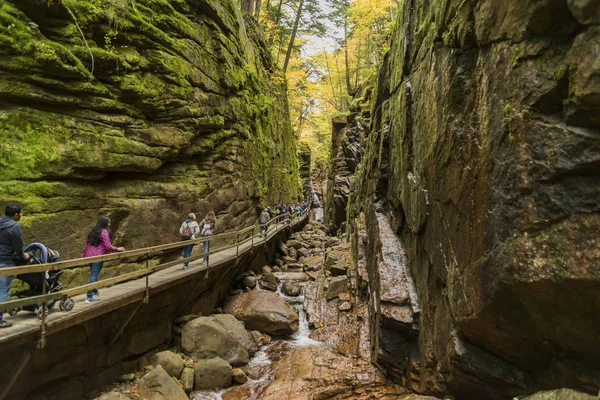 Lincoln Nh - 7 Ekim 2017: Franconia Notch State Park sonbahar ında Flume geçidi, New Hampshire, ABD