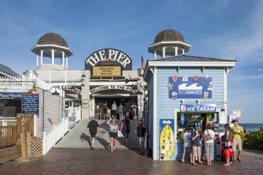 Eski Orchard Beach, Maine - 25 Temmuz: Tarihi eski Orchard Beach iskelesinden, hangi 1898 yana Maine ana konumlar biri olmuştur insanlar tadını çıkarın. Old Orchard Beach, Maine 25 Temmuz 2012.