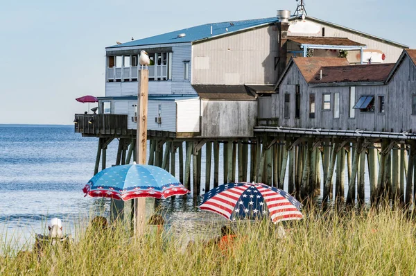 Ludzie Się Plaży Blisko Zabytkowego Starego Orchard Beach Pier Który — Zdjęcie stockowe