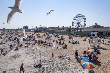Eski Orchard Beach, Maine - 26 Ağustos: İnsanlar hangi 1898 yana Maine ana konumlar biri olmuştur Old Orchard Beach plaj keyfini çıkarın. Old Orchard Beach, Maine 26 Ağustos 2012.