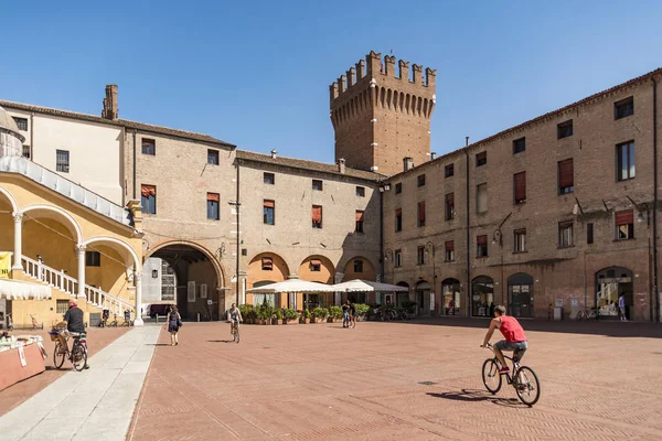 Ferrara Itálie Červen 2017 Lidé Pěšky Jezdit Kole Srdci Historického — Stock fotografie