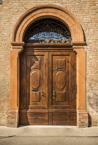 Gamla Röda Trähus Dörren Den Historiska Stadskärnan Ferrara Italien — Stockfoto