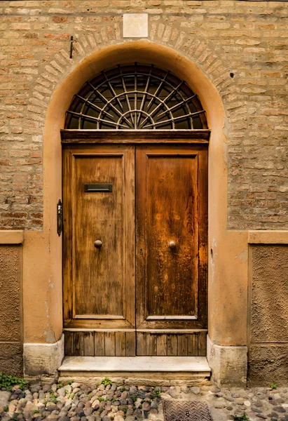 Gamla Röda Trähus Dörren Den Historiska Stadskärnan Ferrara Italien — Stockfoto